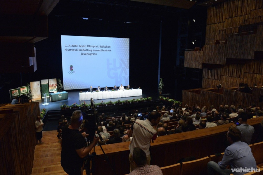 A Magyar Olimpiai Bizottság (MOB) közgyűlése dönt a riói nyári olimpián résztvevő küldöttségről a Művészetek Palotájában 2016. július 7-én. MTI Fotó: Máthé Zoltán 