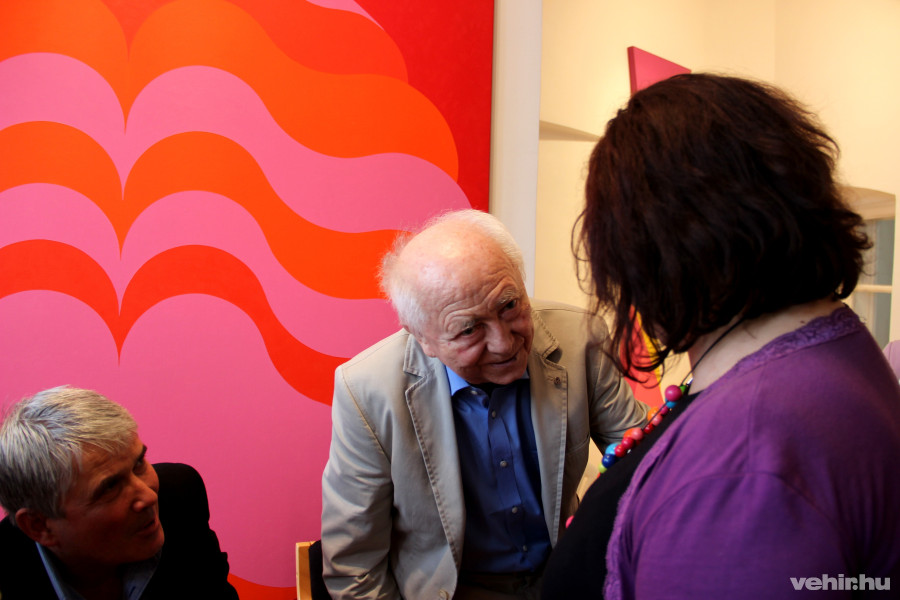 Középen Fajó János