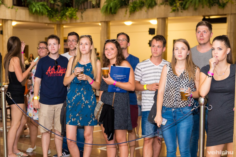 Feszült várakozás az 