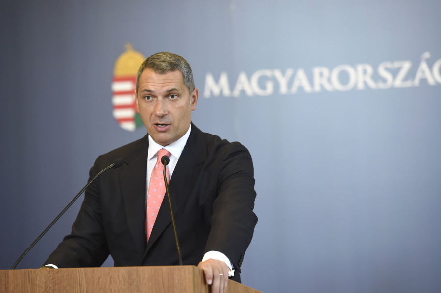 Lázár János, a Miniszterelnökséget vezető miniszter szokásos heti sajtótájékoztatóját tartja az Országházban 2016. augusztus 18-án. MTI Fotó: Bruzák Noémi