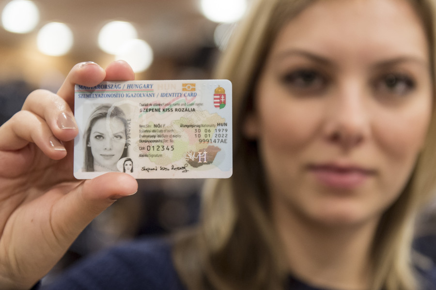 A hölgy azért mutogatja olyan bátran az igazolványát, mert az igazából csak egy minta, ő pedig egy illusztráció / Fotó: kormany.hu