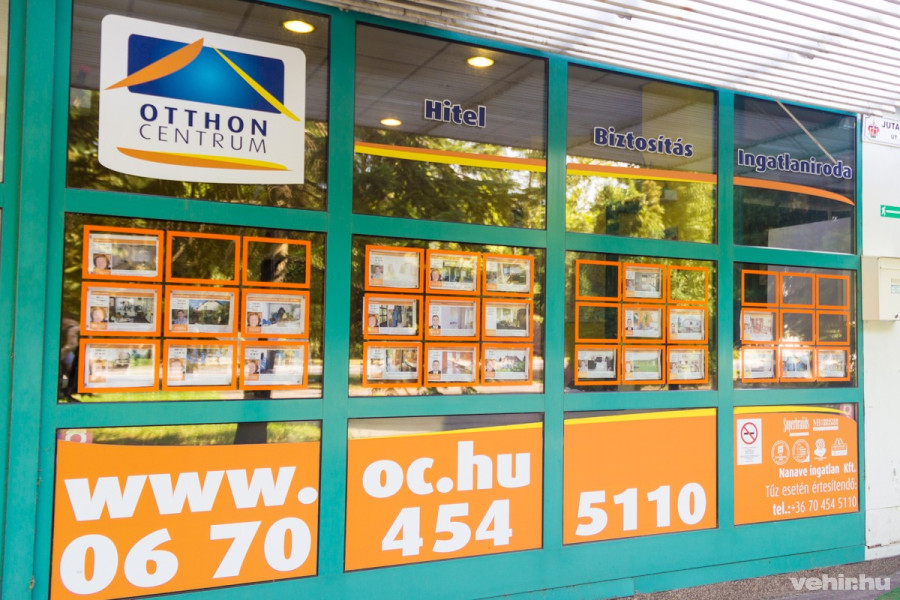 Veszprémben a Jutasi út 59-es szám alatt (a Vörös Bölény mellett)