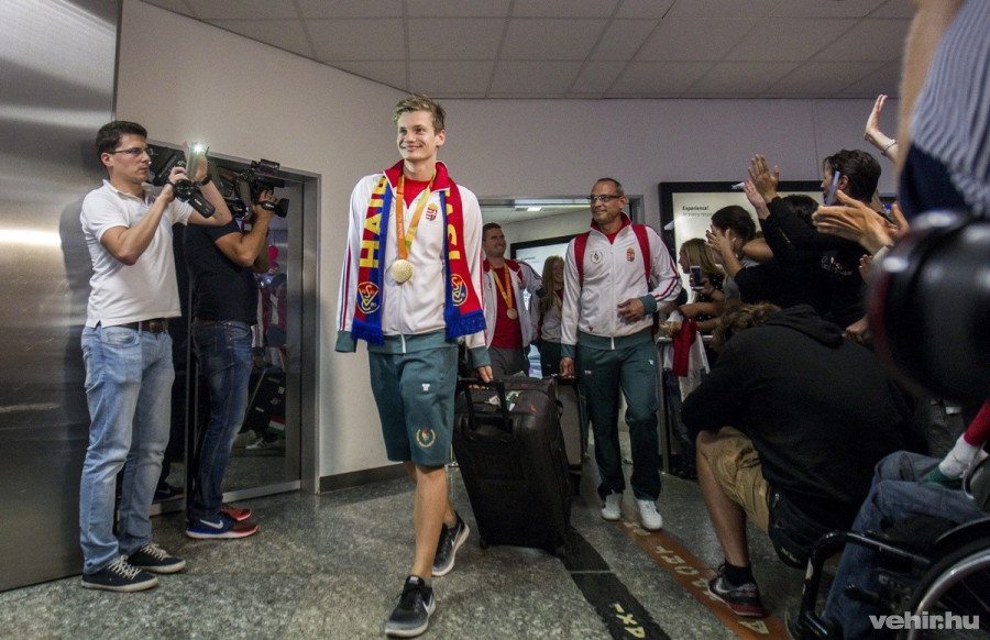 Az aranyérmes Tóth Tamás úszó a paralimpikonok fogadásán a Liszt Ferenc-repülőtéren - MTI Fotó: Szigetváry Zsolt