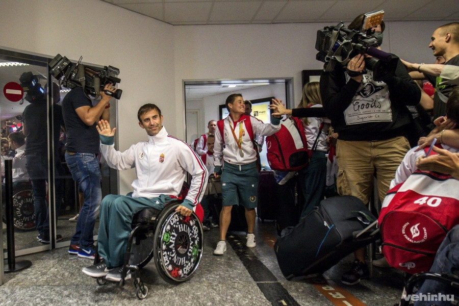 Az ezüstérmes Suba Róbert kajakozó, mögötte az ezüstérmes Biacsi Ilona atléta - MTI Fotó: Szigetváry Zsolt