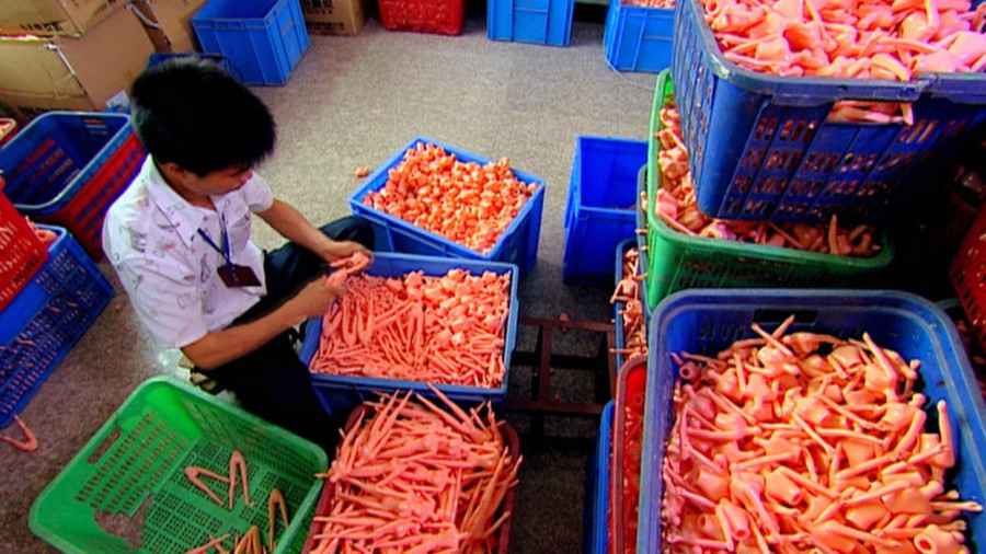 Barbie-gyár: tucatnők tömegtermelésben