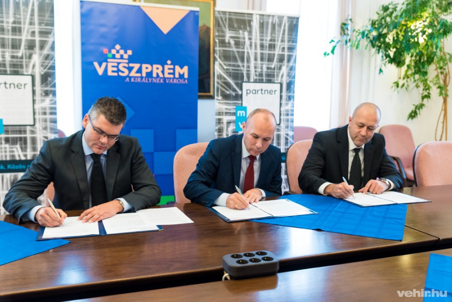 Bally Attila, Porga Gyula és Major György aláírják a megállapodást