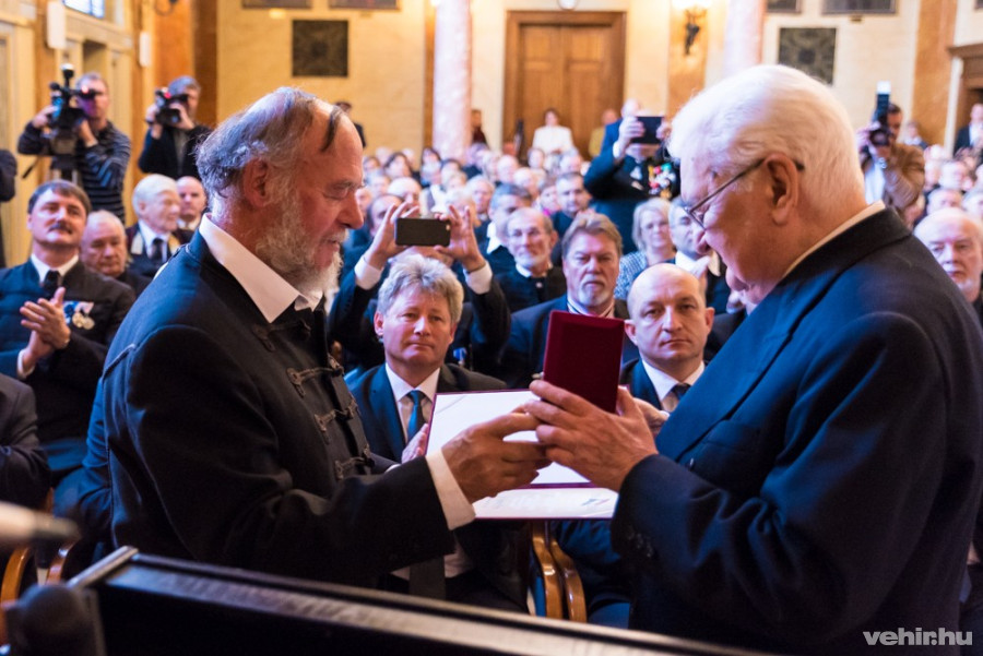 Boross Péter kitüntetést vesz át