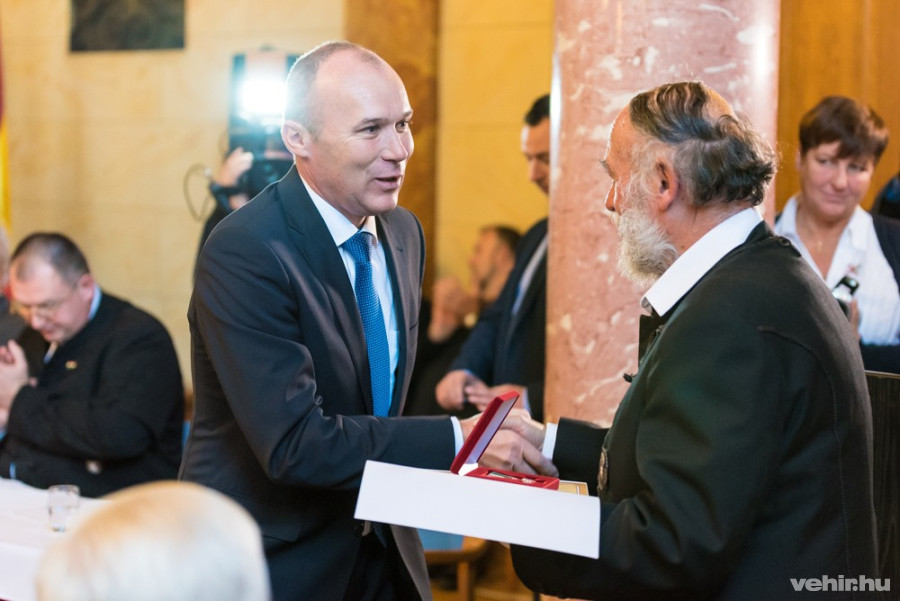 Porga Gyula átveszi a Hűséggel a Hazához Érdemkeresztet