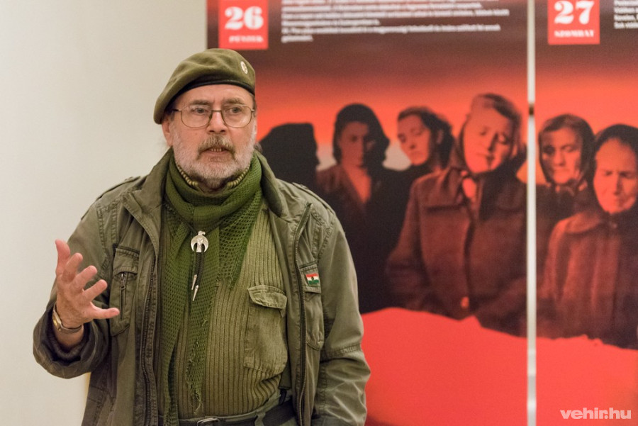A kiállítás alkotója, Székely Kornél A. D. a megnyitó után tárlatvezetést tartott