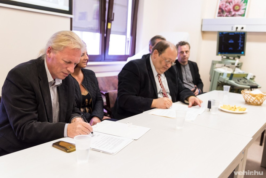 Dr. dávid gyula és Leitold lászló aláírja az ultrahangos eszköz átadásáról szóló megállapodást kedd délelőtt a kórházban