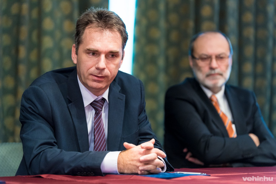 Dr. Horváth Ákos, háttérben Pécz Béla