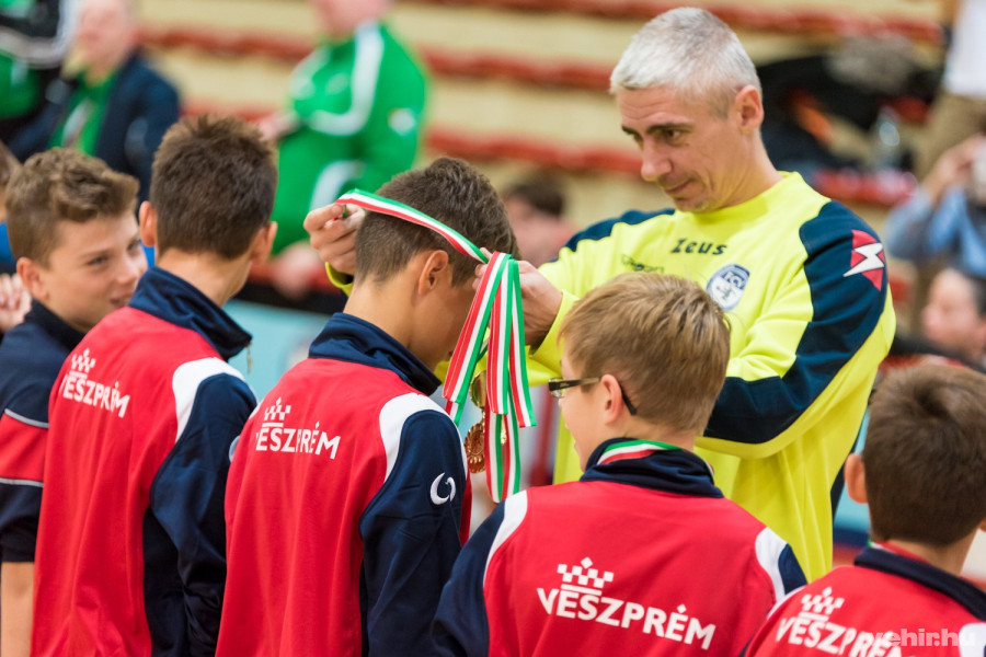 Az aranyérmeket Madarász János adta át