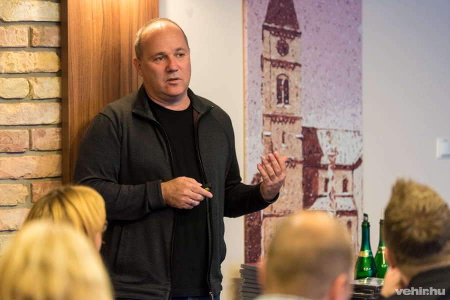 Mészáros Zoltán a Veszprémfestről tartott prezentációt az Oliva étteremben
