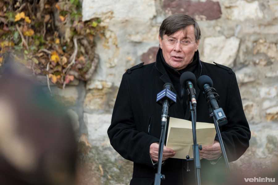 dr. hóvári jános a hősök kapujánál