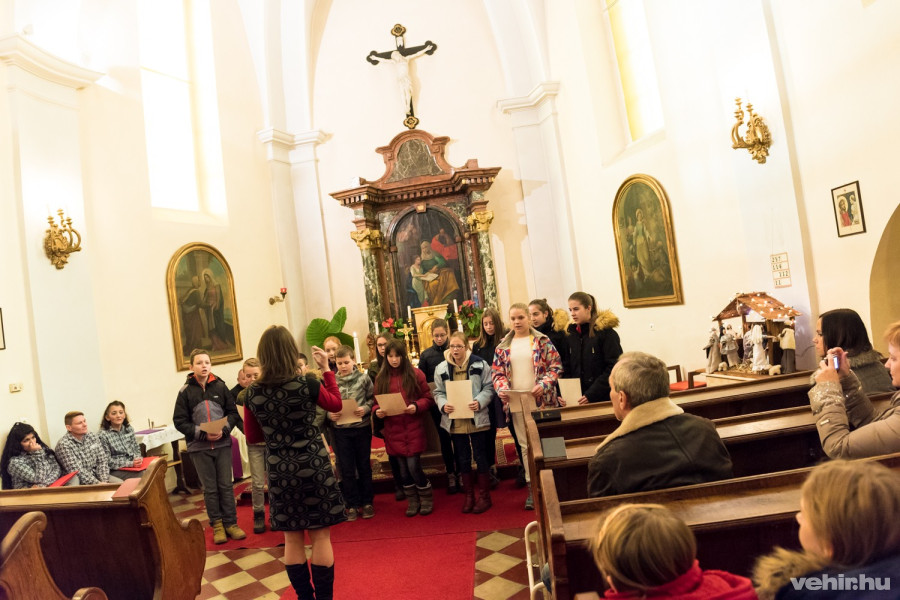 Az átadón az iskola gregorián kórusa működött közre