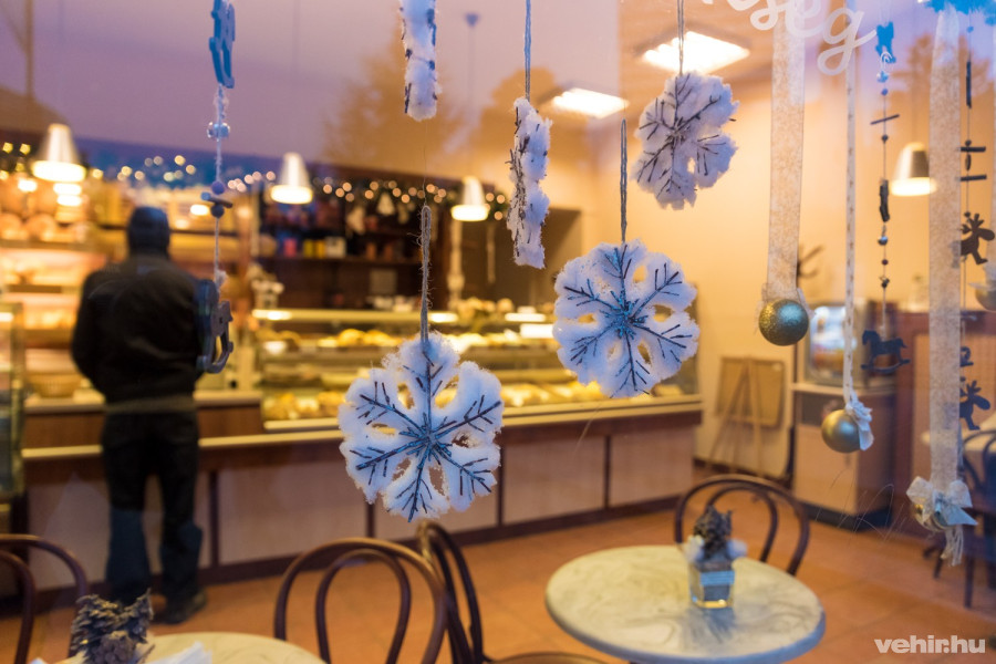 Hópelyhek egy pékség előtt