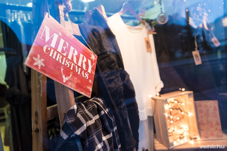 Ez egy női divatbolt kirakata