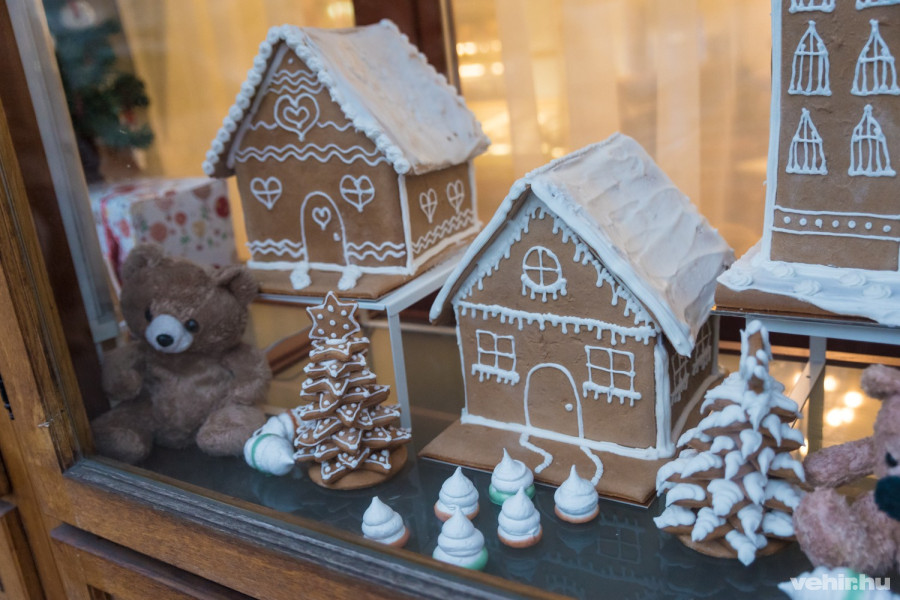 A mézeskalácsház és mackó a egy cukrászdából figyelnek