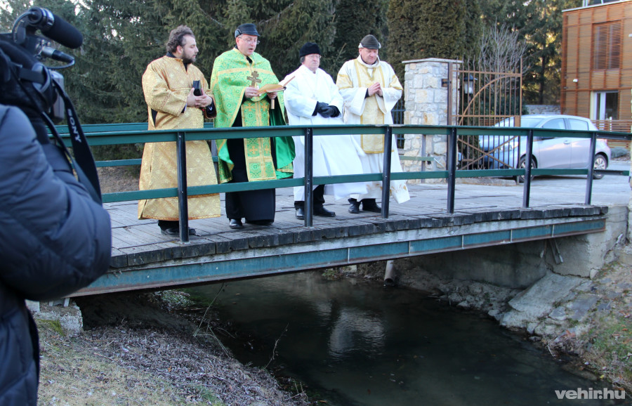 Janka Ferenc Márfi gyula veszprémi érsek és Zsebe attila diakónus jelenlétében szentelte fel a vizet