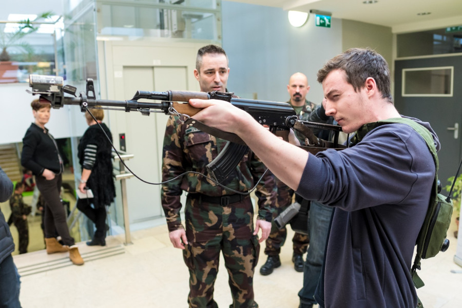 A diákok kiképzésre szánt fegyvereket is kézbe vehettek