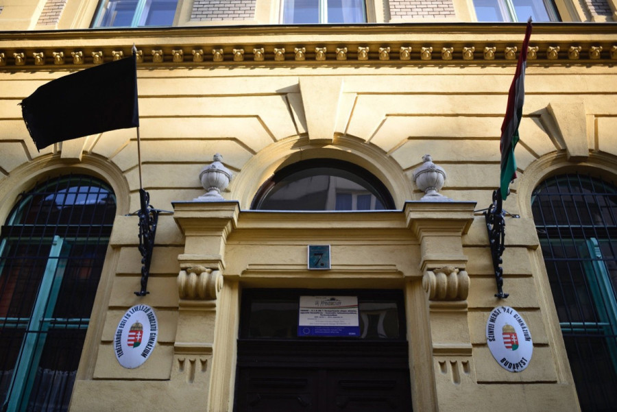 Fekete zászló a gimnázium homlokzatán (fotó: MTI)