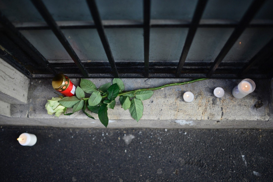 Az első virág és mécsesek a Szinyei Gimnázium előtt (mti)