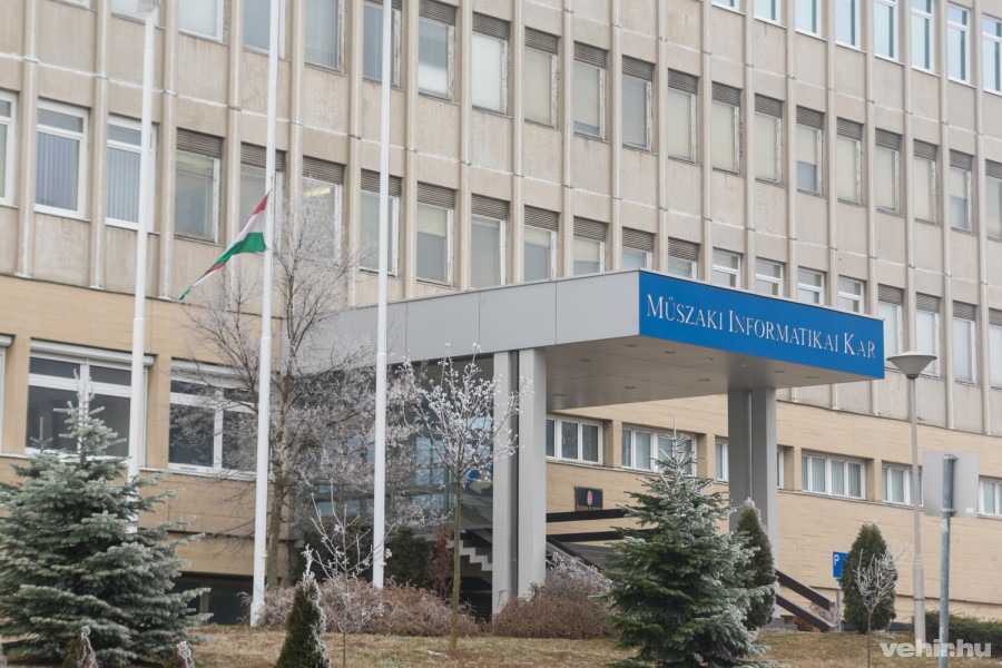 Félárbócon a lobogó az egyetemnél