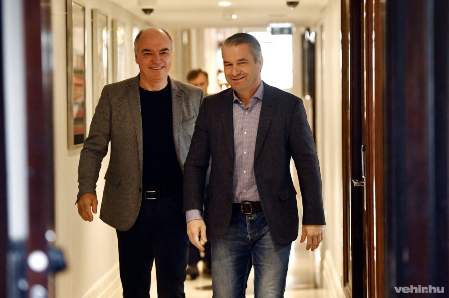 A német Jörg Daniel, a Magyar Labdarúgó Szövetség (MLSZ) edzőképzésének új vezetője (b) Bernd Storck, a labdarúgó-válogatott szövetségi kapitánya társaságában érkezik bemutatkozó sajtótájékoztatójára Budapesten 2017. január 26-án. MTI Fotó: Illyés Tibor