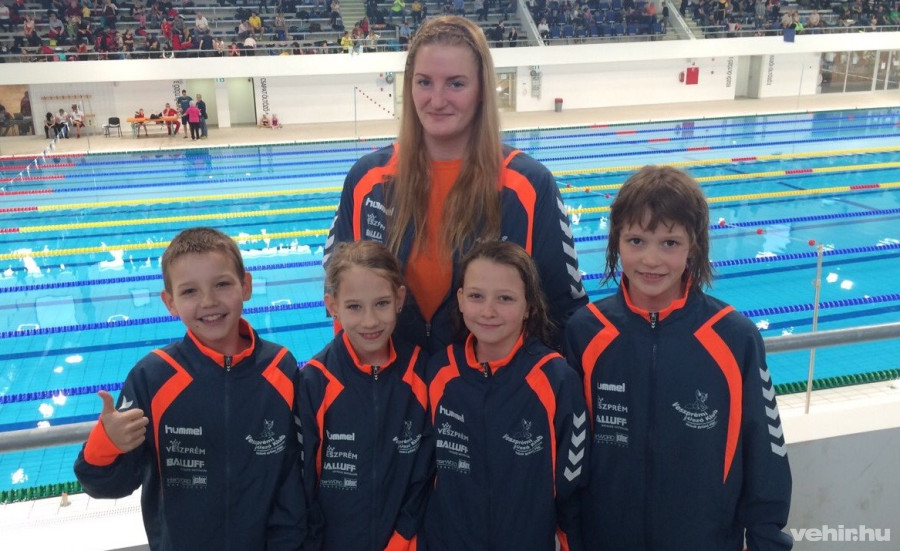 Hudi Zsanett edző társaságában Gombás Médea, Nagy Boglárka, Presits Janka és Straszewski Márton
