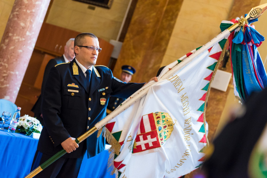 Az új rendőrfőkapitány átvette a csapatzászlót