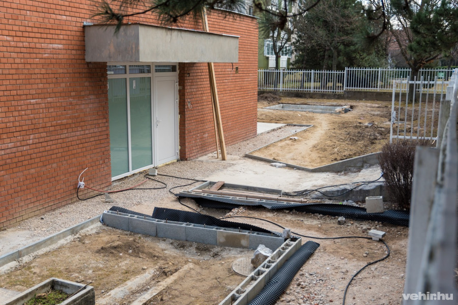 kívül egy új rámpa is épül