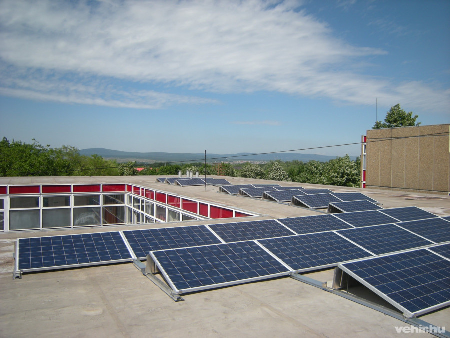 Pályázati pénzből szerelnek fel idén több iskolát napelemekkel