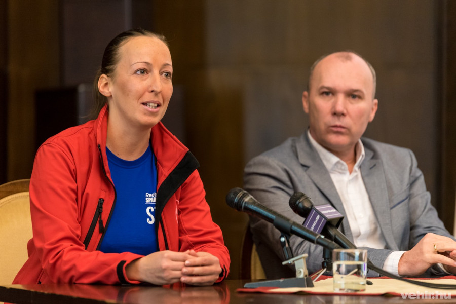 Sisak Zsófia  a magyarországi Spartan Race versenyigazgatója és Porga Gyula veszprémi polgármester  a sajtótájékoztatón