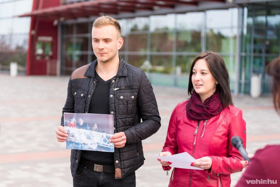 Bóka Bence a Fidelitas veszprémi csoportjának vezetője és Hegedűs Barbara kedd délelőtt a Veszprém Aréna előtti sajtótájékoztatón