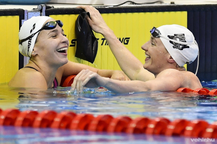 A győztes Hosszú Katinka (j) és a második helyezett Késely Ajna a 200 méteres gyorsúszás döntője után az úszók országos bajnokságán a Debreceni Sportuszodában 2017. április 22-én. MTI Fotó: Czeglédi Zsolt
