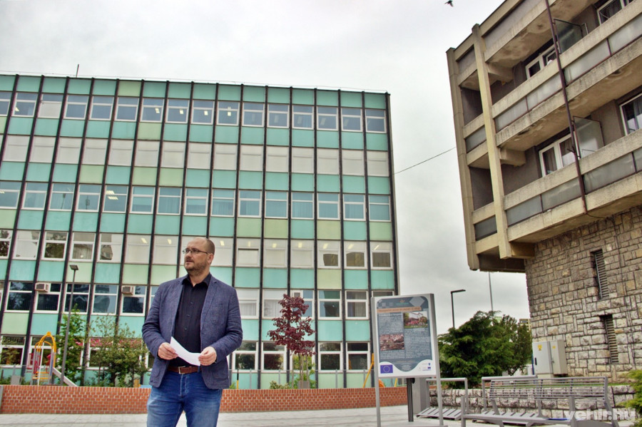 Gerstmár a Hotel és a Zöldház között tartott sajtótájékoztatót szerda délelőtt.