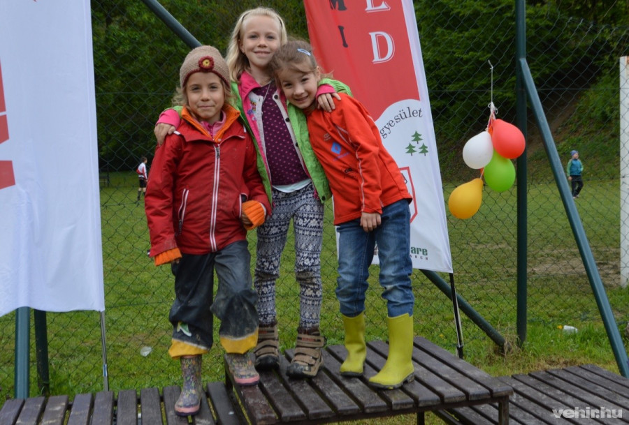 A kísérő versenyen (gyerekverseny) indult legügyesebb 6 éves lányok 