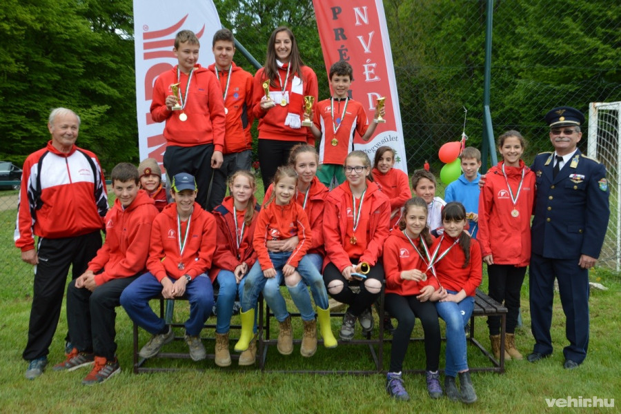 A VHSE dobogósainak népes csoportja a díjátadókkal (Vass Tibor és Kaptur József)