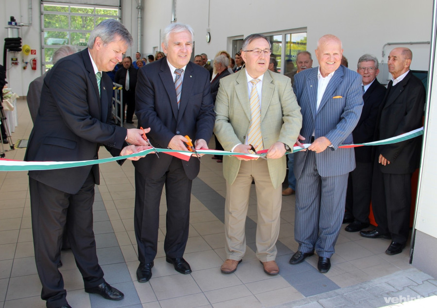 Balról: Némedi Lajos, Kovács Zoltán és Hatala József az ünnepélyes szalagátvágáskor