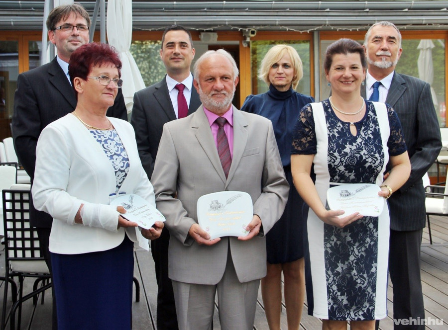 A díjazottak elöl: Nagy Lászlóné, Farkas László és Pfeiferné Takács Hajnalka