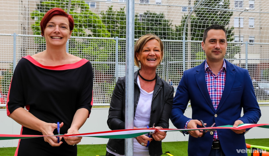 Tóth Tímea, Major Ildikó intézményvezető és Ovádi Péter