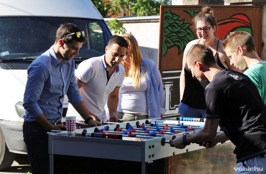 Ovádi Péter fehér pólóban