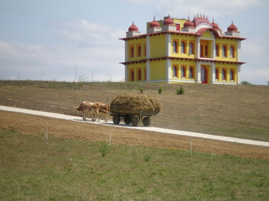 Iskola a Krisna-völgyben (via panoramio.com)