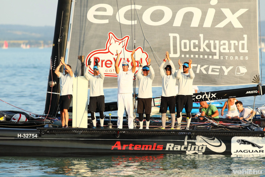 Az első helyen végzett, Litkey Farkas vezette Festipay katamarán a 49. Kékszalag Erste World Nagydíj tókerülő vitorlásverseny céljában Balatonfüreden 2017. július 6-án. Az eredmény ugyanakkor még nem tekinthető véglegesnek, mivel az Opel Fifty-Fifty fedélzetén kihelyeztek egy óvást jelző lobogót. MTI Fotó: Szántó Áron