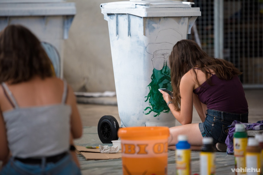 A gimnázium diákjai alkotás közben
