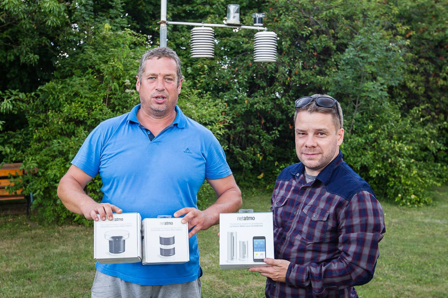 Takács Lajos és Cseh Zoltán az új mérőállomásokkal - fotó: Balogh Ákos