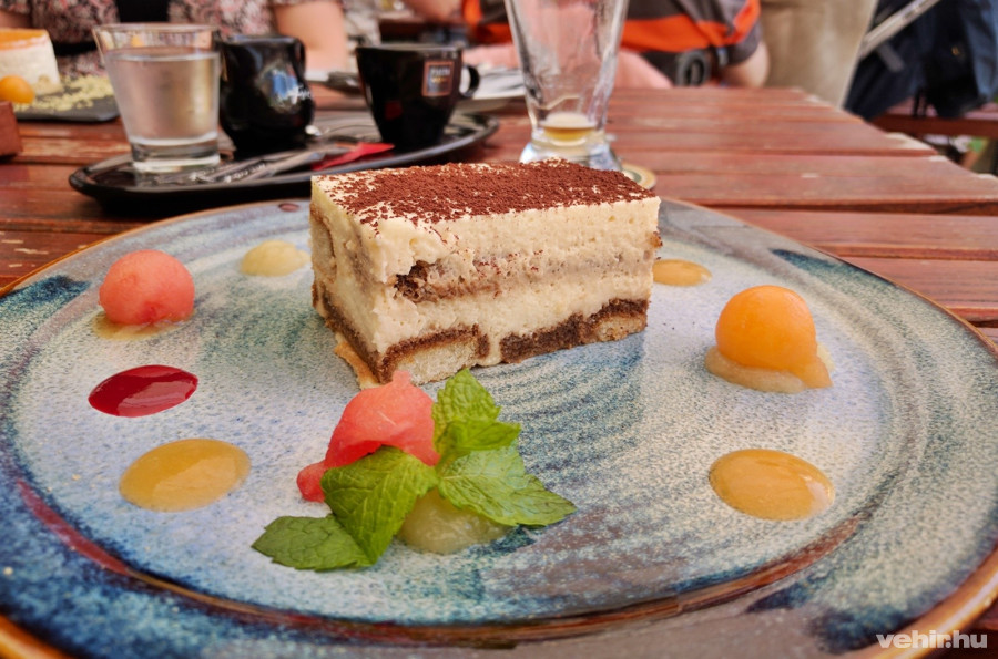 a tiramisut dinnyegolyók és gyümölcspürék vigyázzák