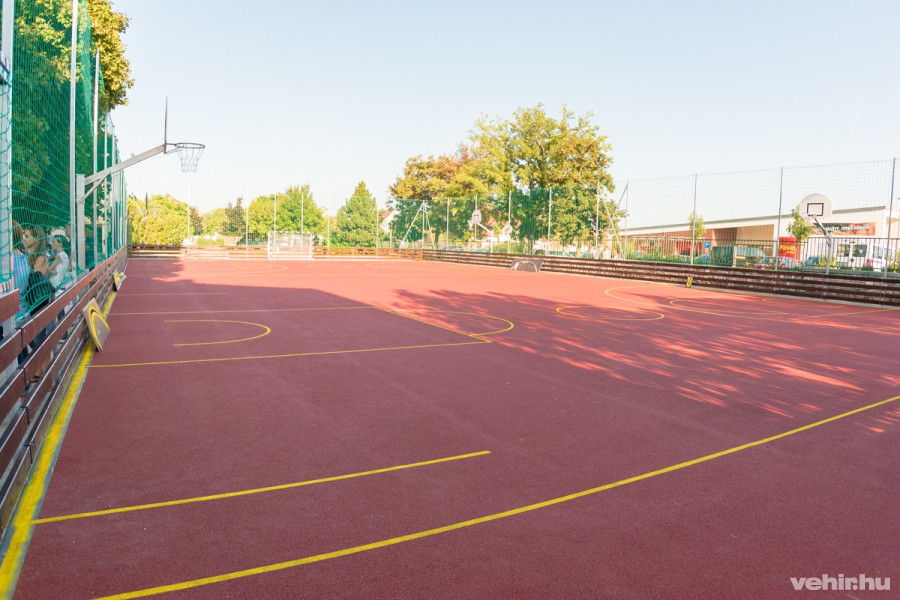 új sportpályával gazdagodott az iskola