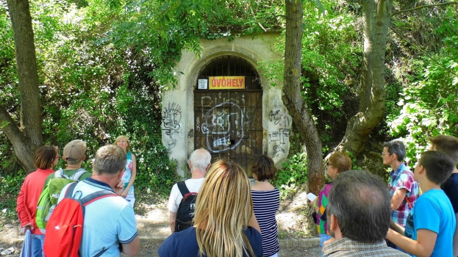 Vezetés óvóhely előtt