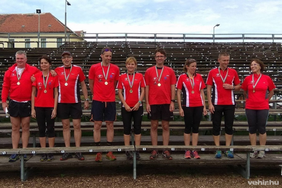 A VHSE aranyérmes sprintváltója a 40 éves kategóriában - Fotók: VHSE